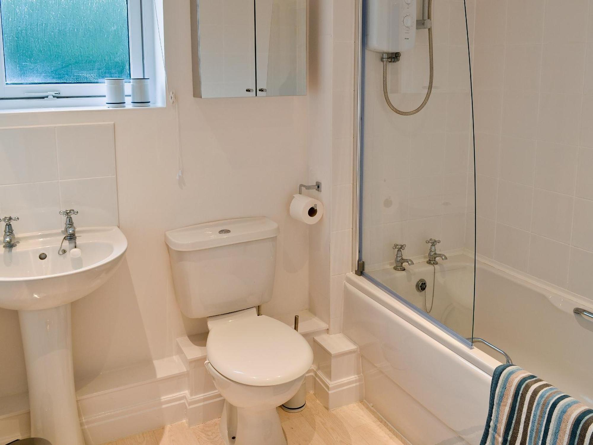 Tidal View Villa Уитби Екстериор снимка
